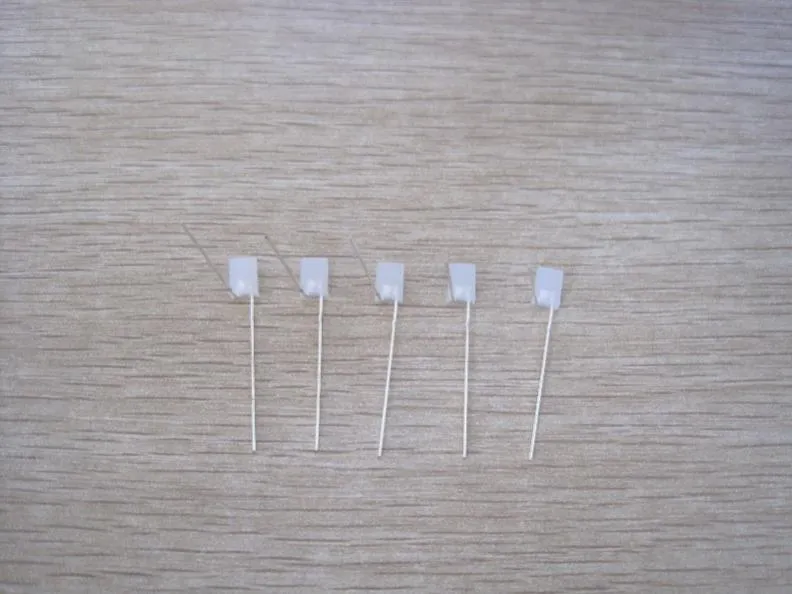 木纹桌面上并排五颗整形好的 LED:长脚保持竖直,短脚在灯珠根部折成 90 度向左伸出