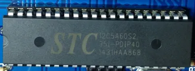 一枚 40 脚双列直插芯片,黑色封装上丝印“STC 12C5A60S2 35I-PDIP40 1431HAA868”