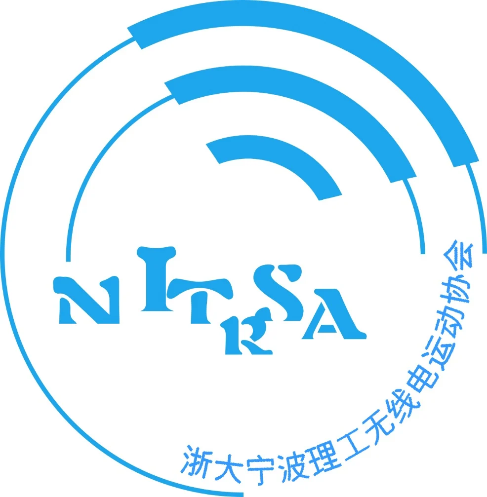 一枚蓝色线条构成的标识：数道由粗渐细的同心弧线自右上向左下张开，如无线电波；中央是变形字母组合“NITRSA”，下方沿弧线排着“浙大宁波理工无线电运动协会”