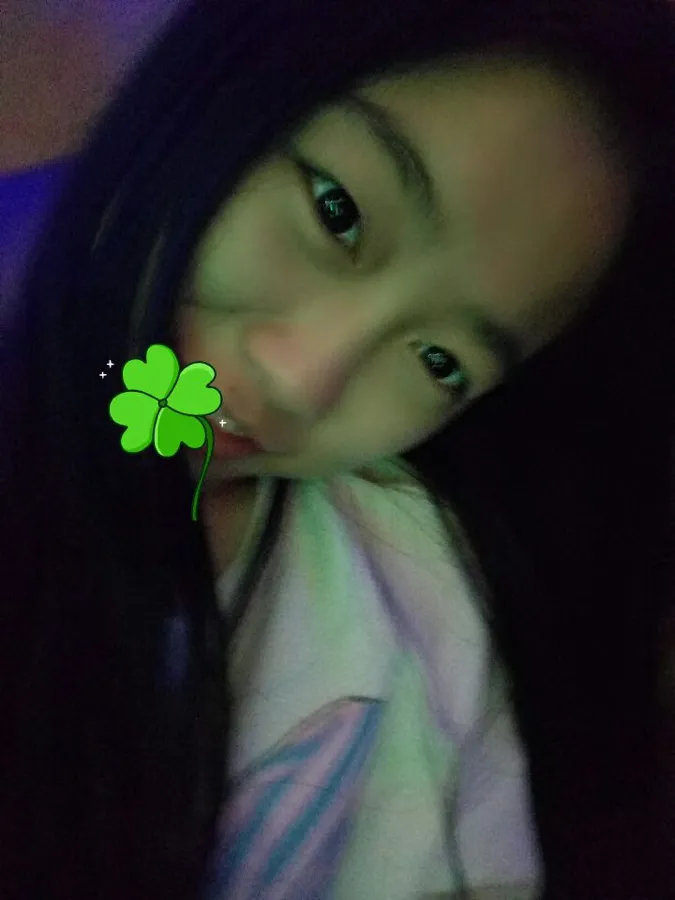 暗光下的自拍,画面上加了一枚四叶草贴纸