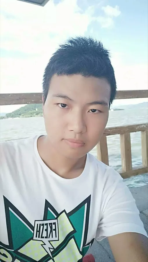 桥边的自拍:一名穿白色印花 T 恤的男生逆光看向镜头